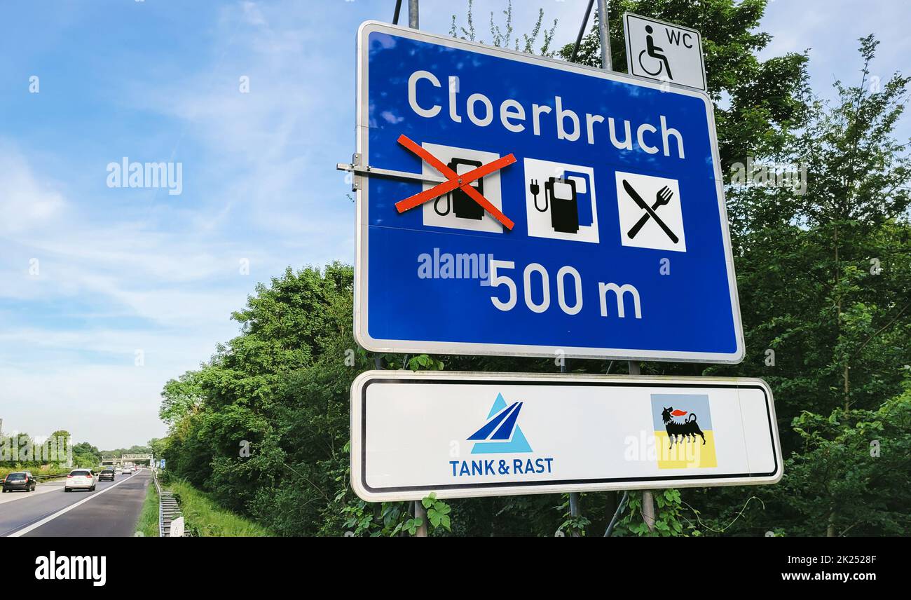 NEUSS, Germania, 22 maggio 2022: Segno di una stazione di servizio autostradale in cui il carburante è esaurito e solo carica elettrica è disponibile Foto Stock