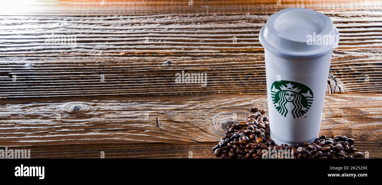 POZNAN, POL - Apr 14, 2022: Tazza di Starbucks, il nome della società del caffè e della catena di caffetterie, fondata a Seattle, Wa. USA, nel 1971; ora il più grande Foto Stock