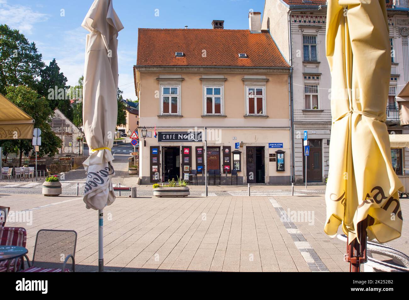 SAMOBOR, CROAZIA-22 maggio 2022: Il centro della città di Samobor, con la sua chiesa sullo sfondo, è un'attrazione turistica a causa di un castello in rovina su un Foto Stock