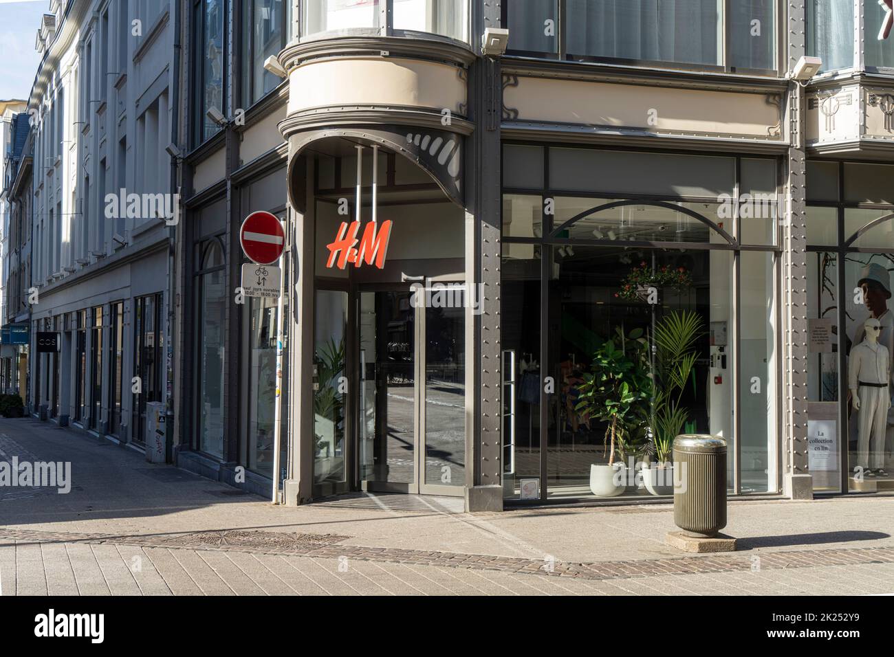 Lussemburgo, maggio 2022. L'insegna all'aperto del negozio del marchio H%M nel centro della città Foto Stock