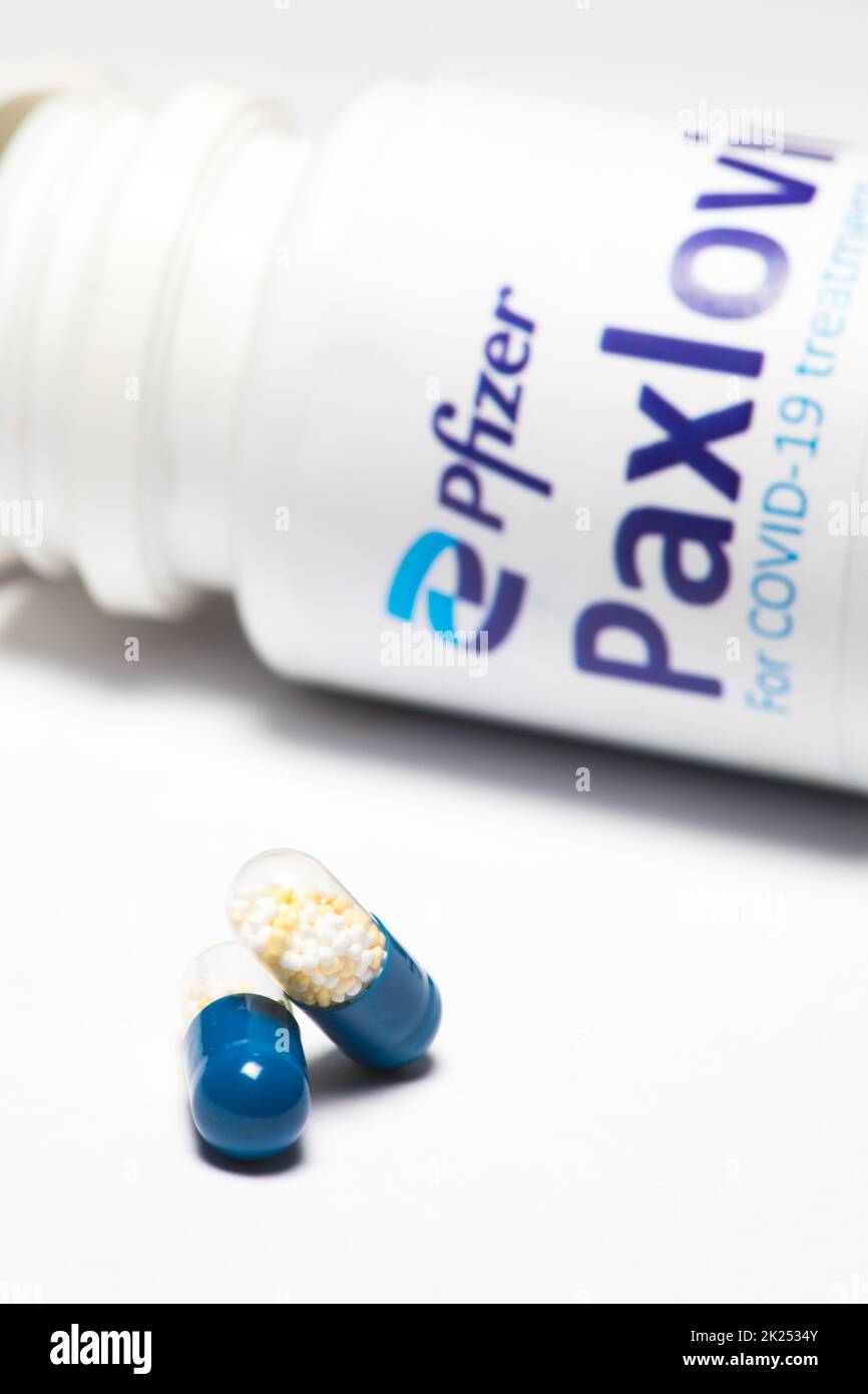 Bucarest, Romania - 1 febbraio 2022: Immagine editoriale illustrativa di concetto di pillola antivirale orale Paxlovid sviluppato da Pfizer. Virus corona Cov Foto Stock