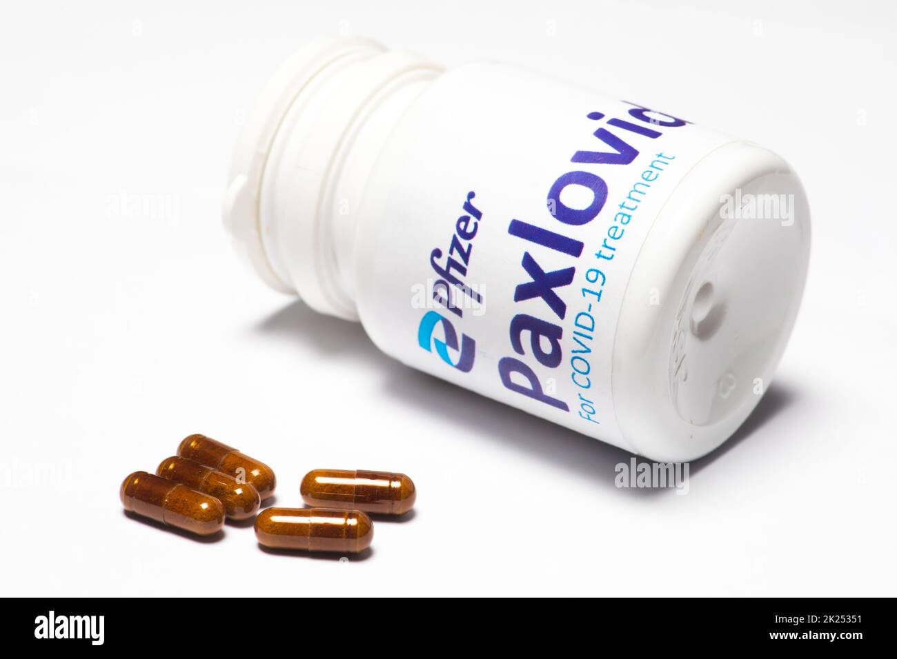 Bucarest, Romania - 1 febbraio 2022: Immagine editoriale illustrativa di concetto di pillola antivirale orale Paxlovid sviluppato da Pfizer. Virus corona Cov Foto Stock