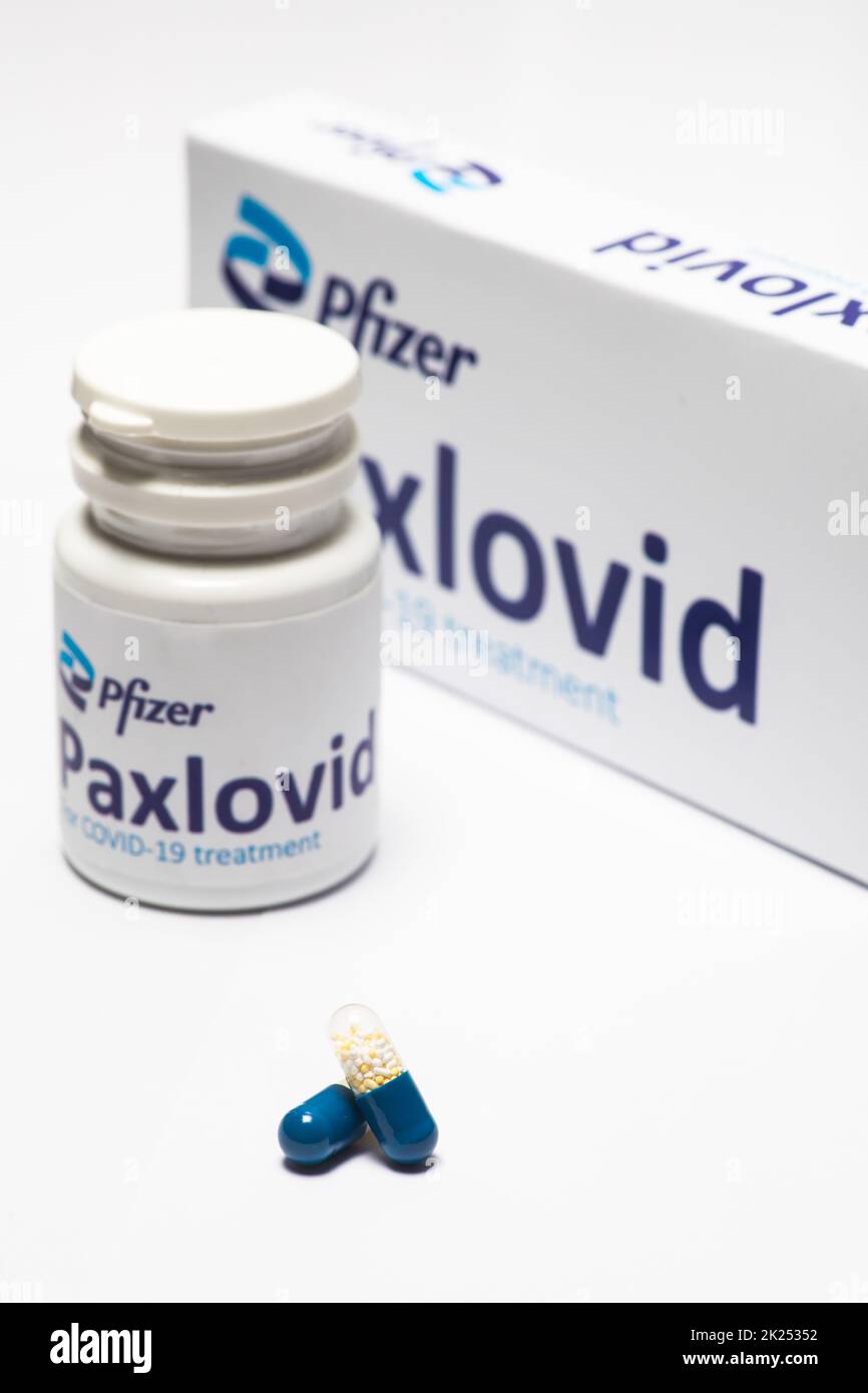 Bucarest, Romania - 1 febbraio 2022: Immagine editoriale illustrativa di concetto di pillola antivirale orale Paxlovid sviluppato da Pfizer. Virus corona Cov Foto Stock