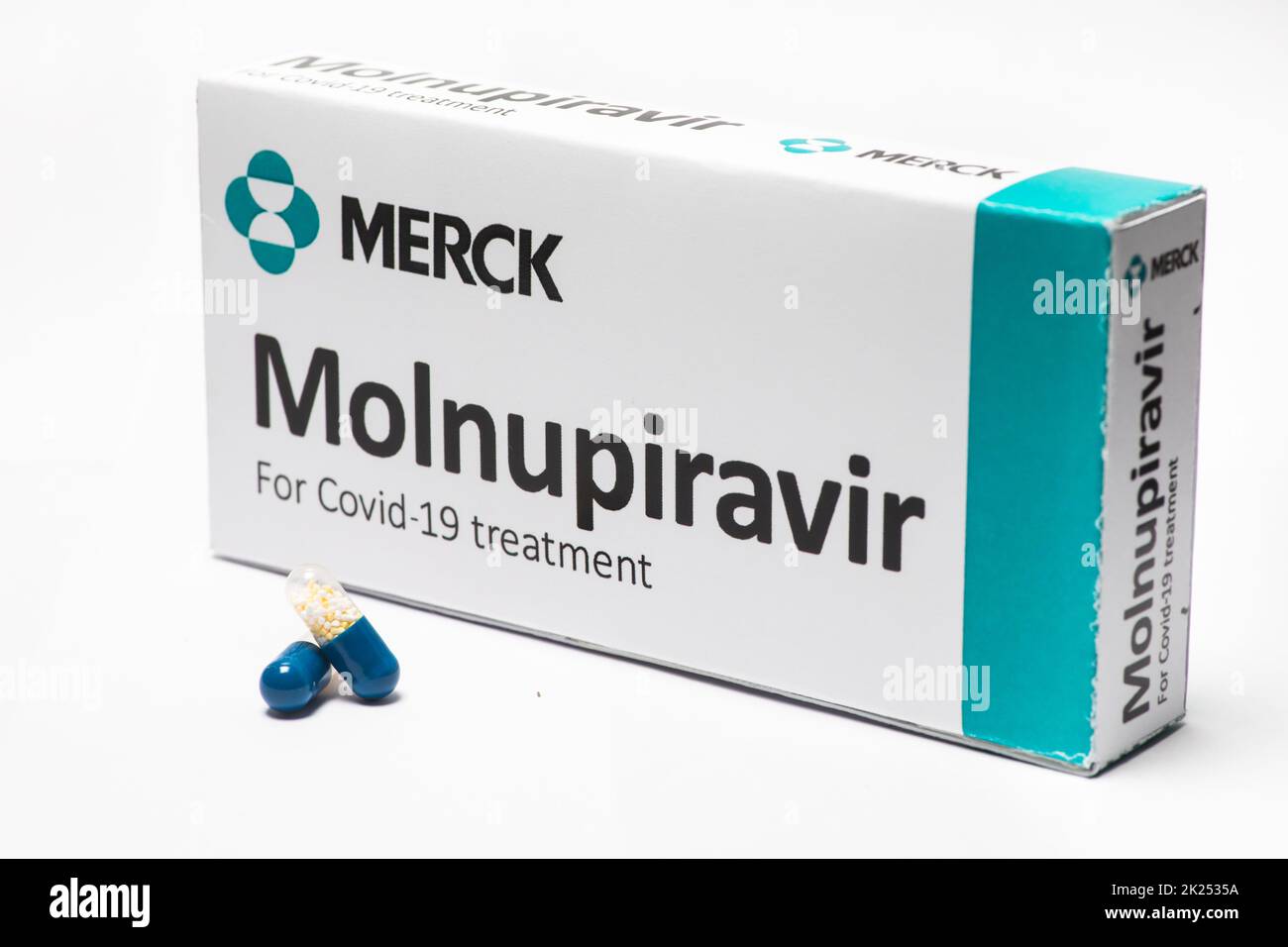 Bucarest, Romania - 2 febbraio 2022: Immagine illustrativa del concetto editoriale della pillola antivirale orale Molnupiravir sviluppato da Merck. Virus corona Foto Stock