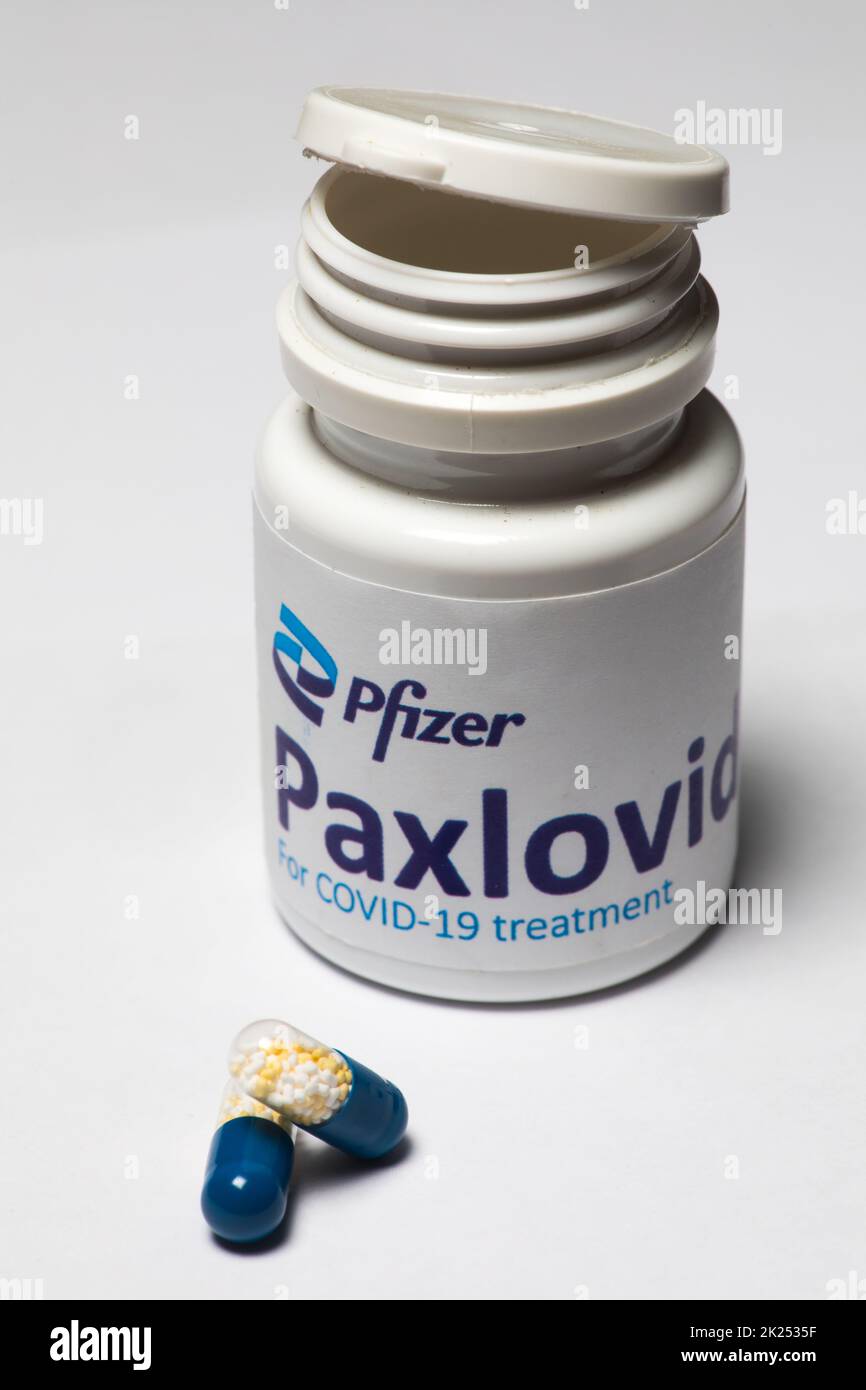 Bucarest, Romania - 1 febbraio 2022: Immagine editoriale illustrativa di concetto di pillola antivirale orale Paxlovid sviluppato da Pfizer. Virus corona Cov Foto Stock