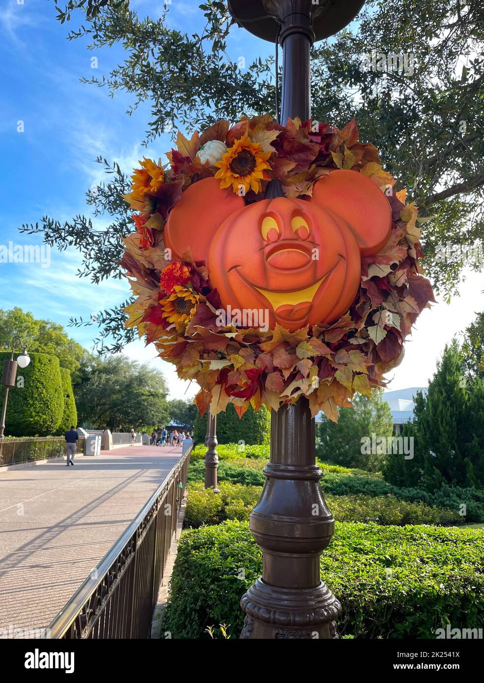 Bay Lake, FL USA - 14 settembre 2022: Vista ravvicinata di Halloween o decorazione autunnale di mouse mickey Foto Stock