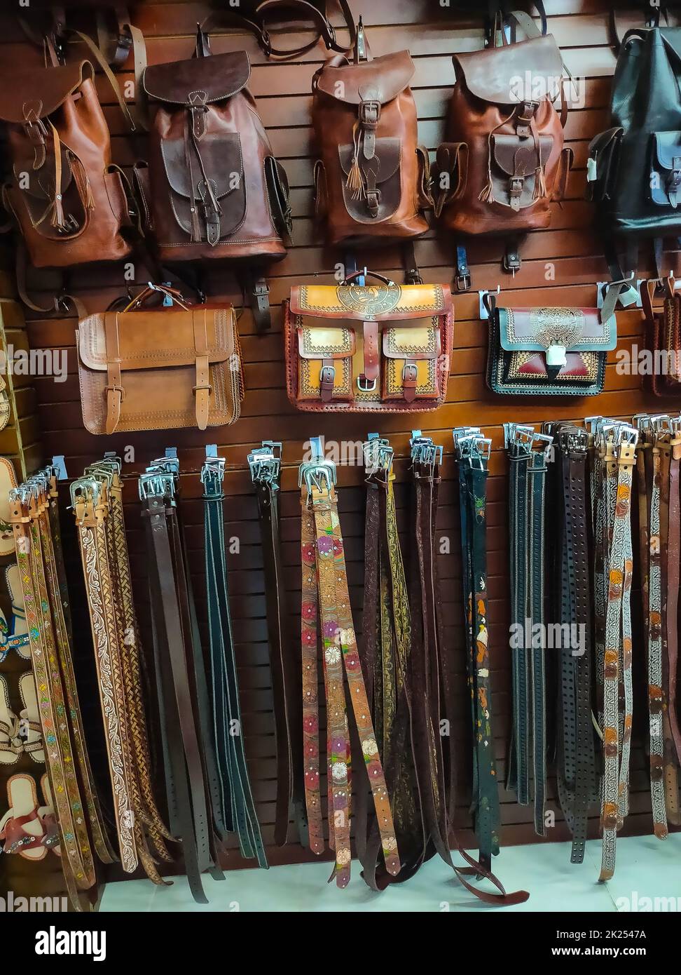 Roatan, Honduras - 26 aprile 2022: Merci al negozio al centro della città, situato al porto di Roatan, Coxen Hole, Roatan, Honduras. Foto Stock