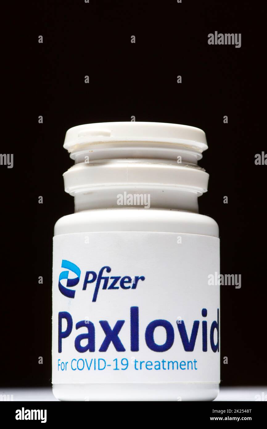 Bucarest, Romania - 1 febbraio 2022: Immagine editoriale illustrativa di concetto di pillola antivirale orale Paxlovid sviluppato da Pfizer. Virus corona Cov Foto Stock