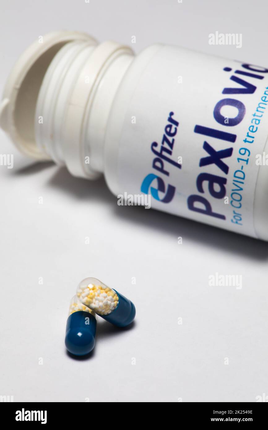 Bucarest, Romania - 1 febbraio 2022: Immagine editoriale illustrativa di concetto di pillola antivirale orale Paxlovid sviluppato da Pfizer. Virus corona Cov Foto Stock