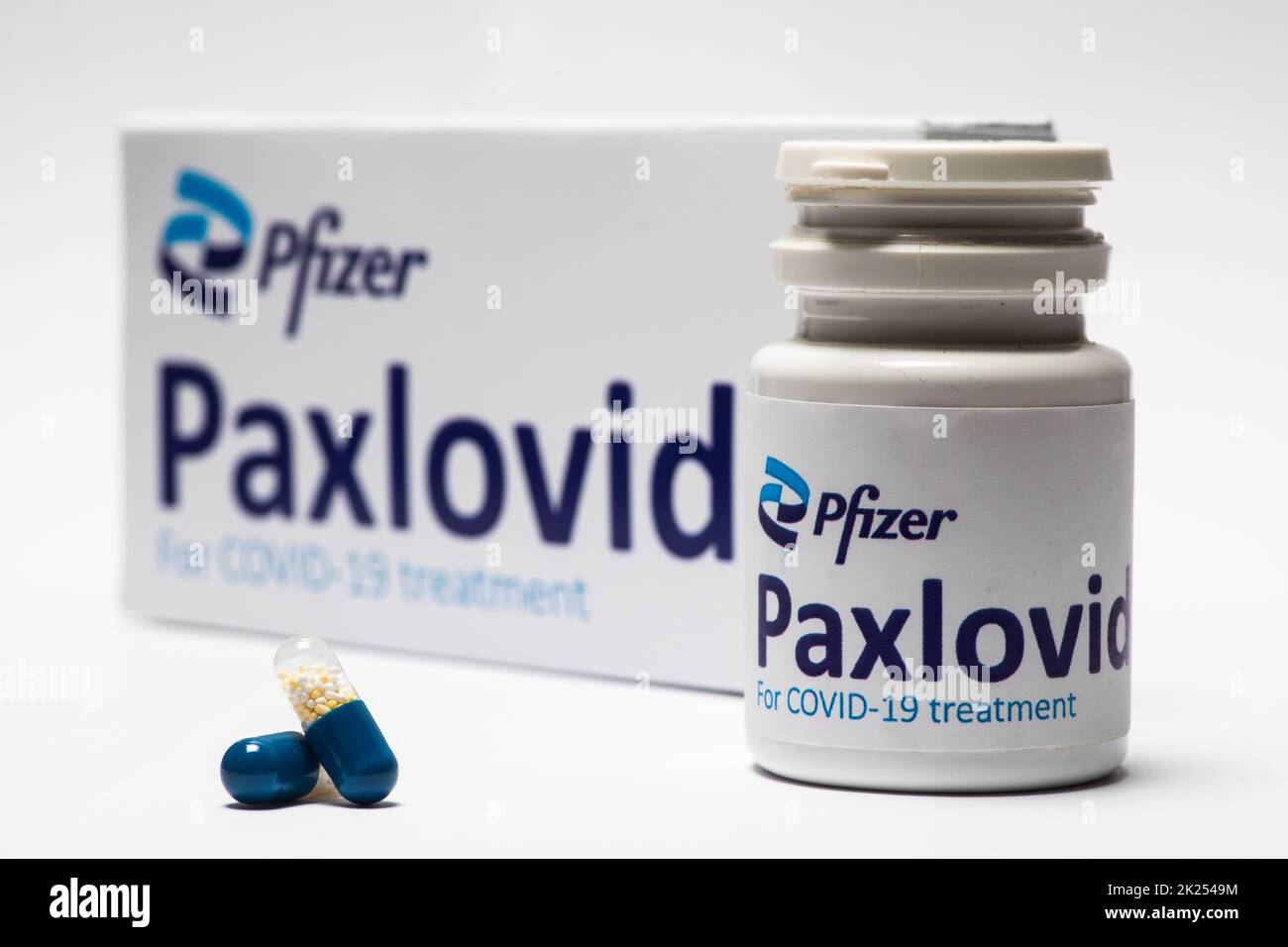 Bucarest, Romania - 1 febbraio 2022: Immagine editoriale illustrativa di concetto di pillola antivirale orale Paxlovid sviluppato da Pfizer. Virus corona Cov Foto Stock