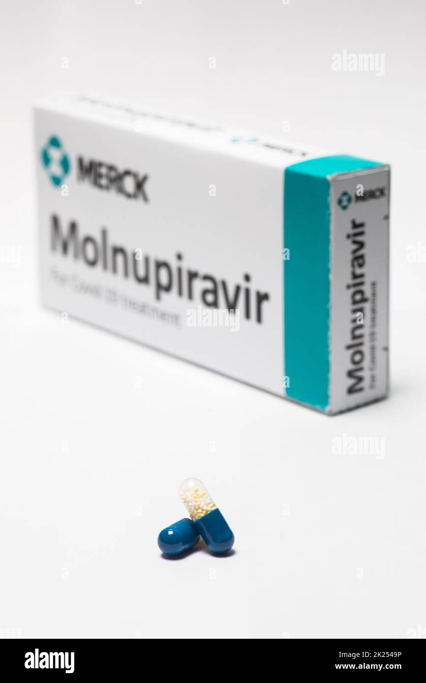 Bucarest, Romania - 2 febbraio 2022: Immagine illustrativa del concetto editoriale della pillola antivirale orale Molnupiravir sviluppato da Merck. Virus corona Foto Stock