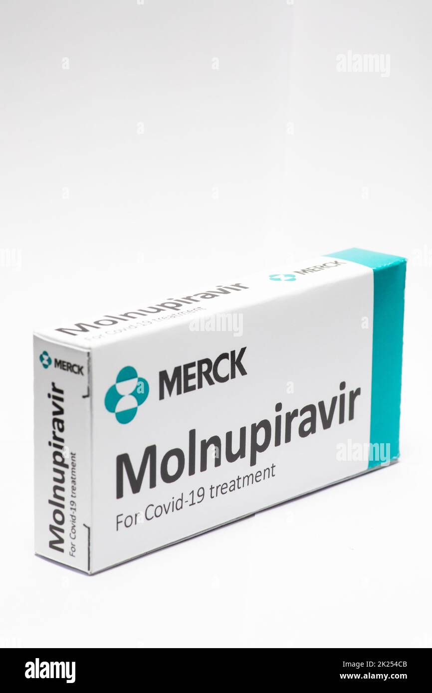 Bucarest, Romania - 2 febbraio 2022: Immagine illustrativa del concetto editoriale della pillola antivirale orale Molnupiravir sviluppato da Merck. Virus corona Foto Stock