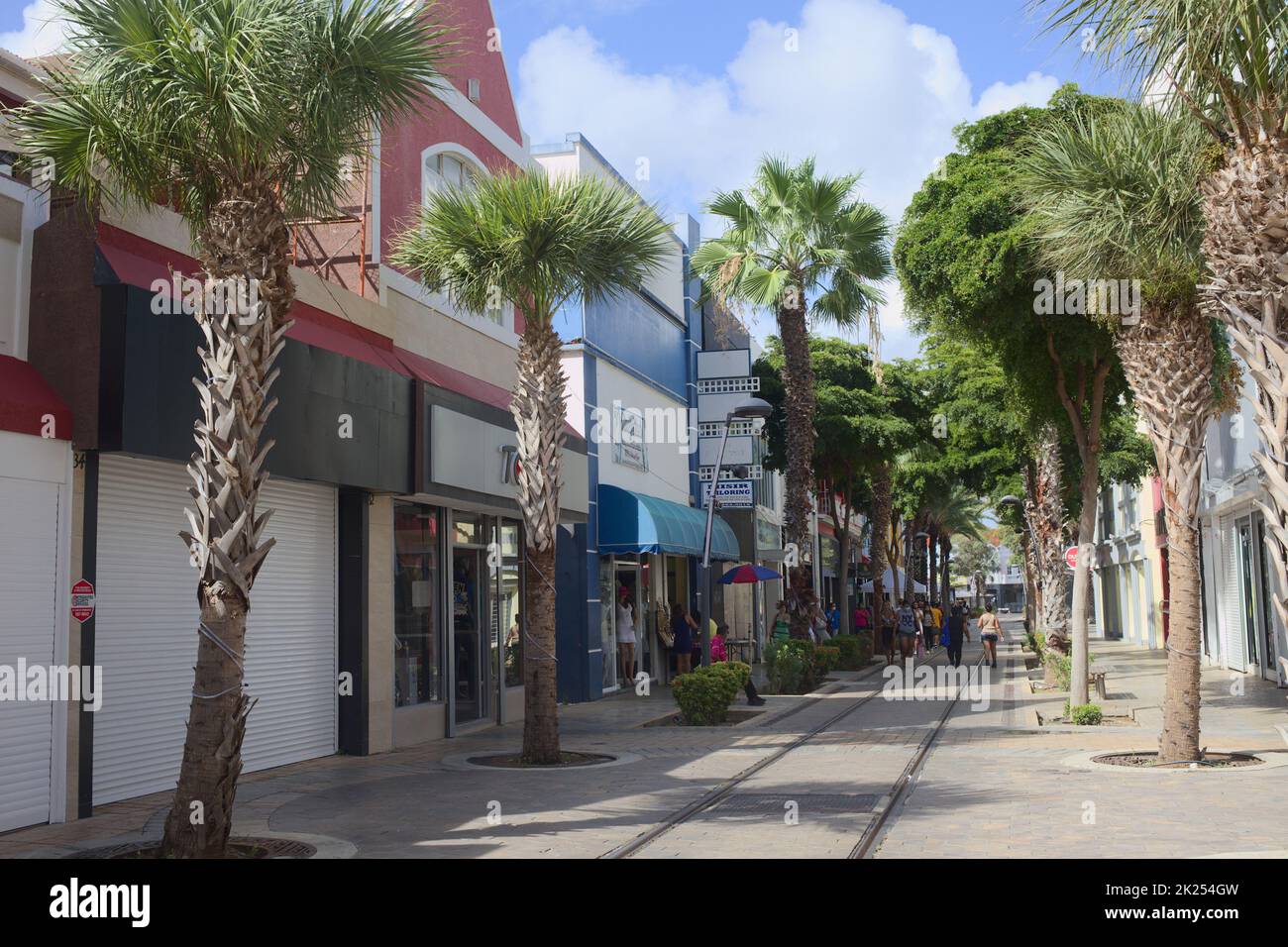 ORANJESTAD, ARUBA - 4 DICEMBRE 2021: Caya G. F. Betico Croes zona pedonale, la principale strada dello shopping nel centro della città di Oranjestad sul Caribe Foto Stock