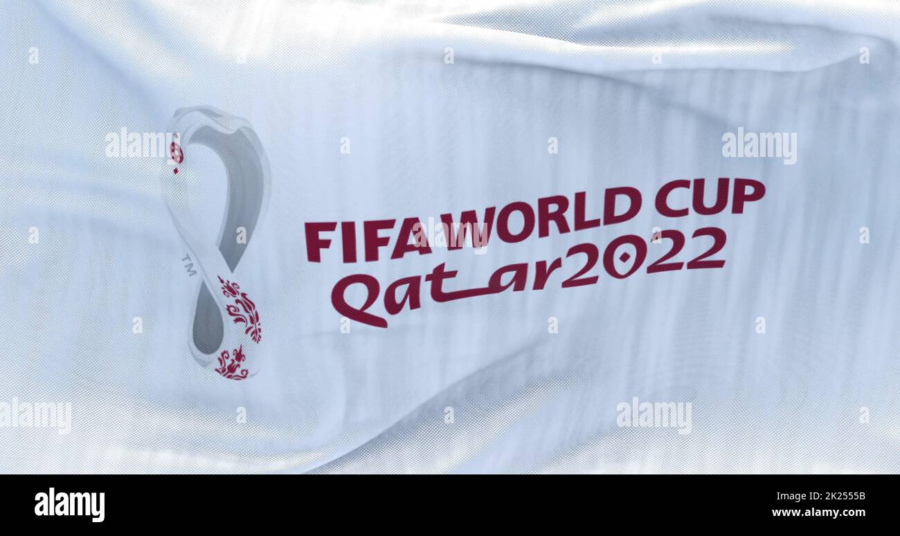 Doha, Qatar, ottobre 2021: Bandiera con il logo della Coppa del mondo FIFA 2022 che sbatte nel vento. L'evento è previsto in Qatar dal 21 novembre al 18 dicembre Foto Stock