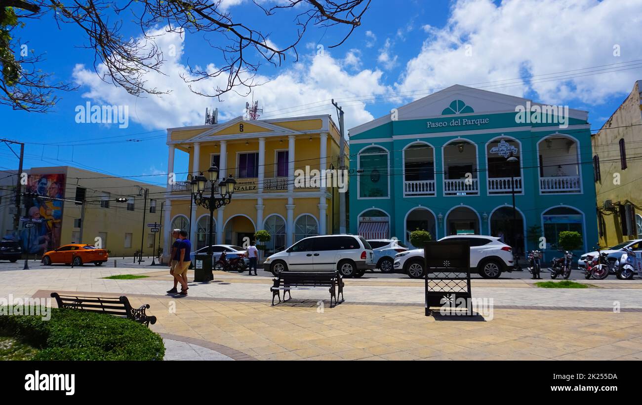 Puerto Plata, DR - 10 maggio 2022: Il bellissimo Central Park è il pezzo centrale della città di Puerto Plata, dove locali e turisti da tutto il mondo Foto Stock