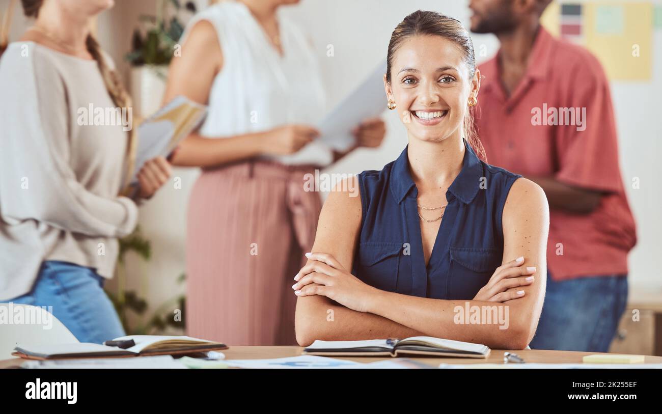 Pianificazione, notebook e donna d'affari in ritratto brainstorming strategia idea o sviluppo di gestione di progetto in ufficio marketing. Visione Foto Stock