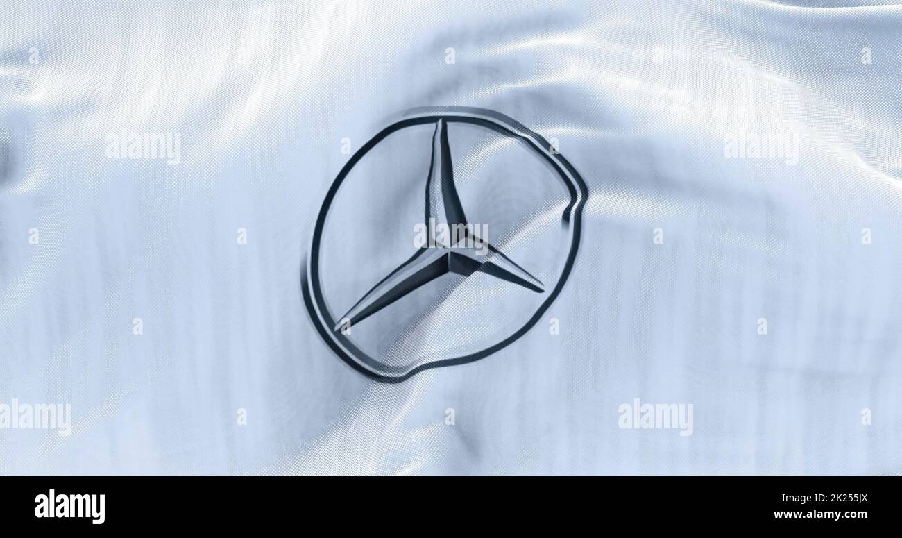 Stoccarda, Germania, giugno 2022: Bandiera bianca con il logo Mercedes-Benz che sventola nel vento. Foto Stock