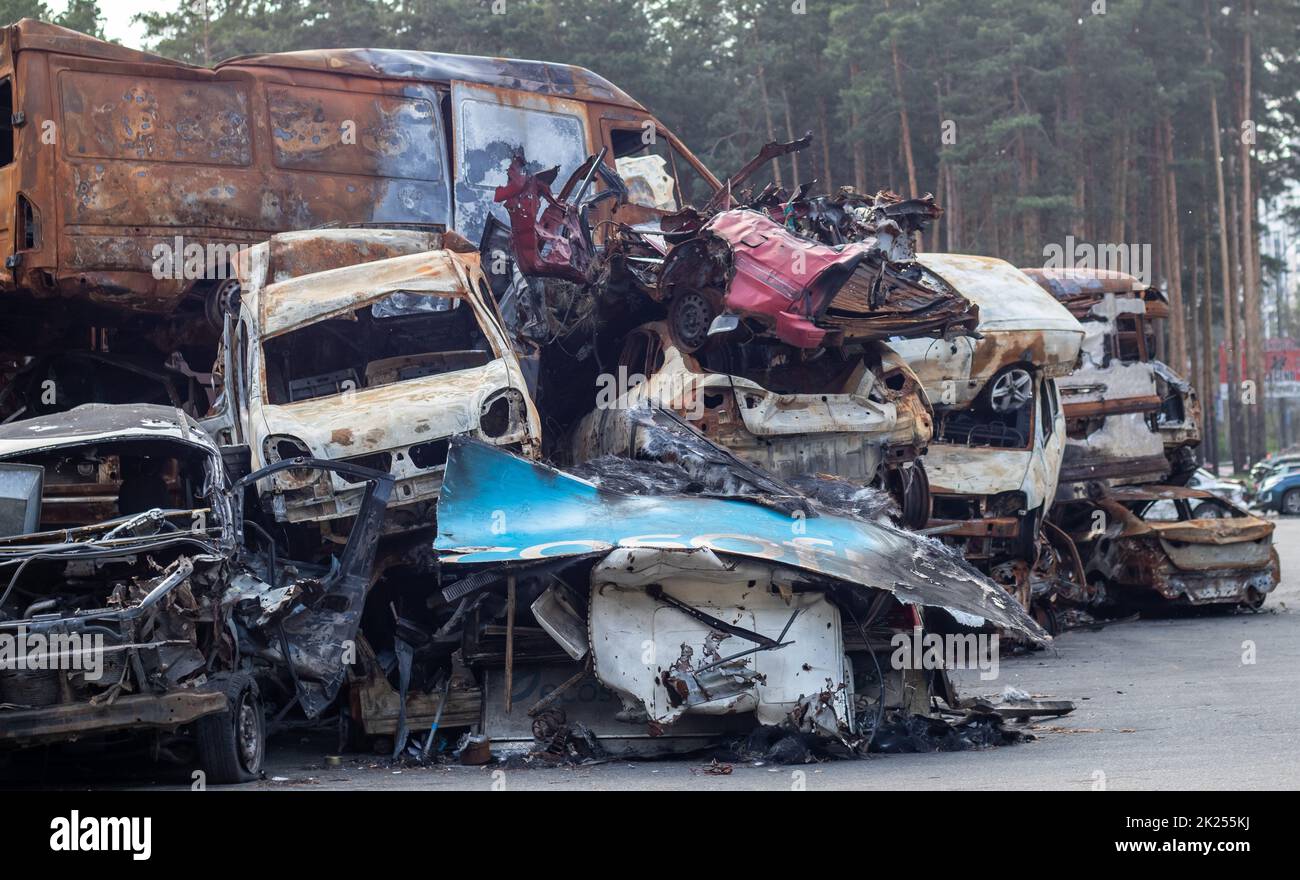 Arrugginite auto bruciate distrutte da esplosioni di razzi. Guerra in Ucraina. I veicoli distrutti di civili in partenza sono stati evacuati dalla zona di combattimento Foto Stock