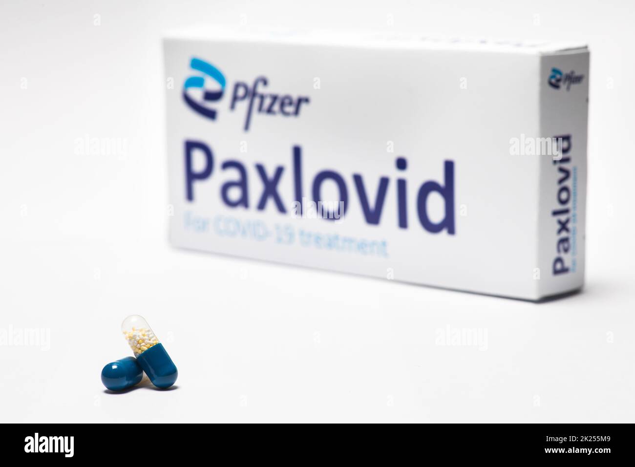 Bucarest, Romania - 1 febbraio 2022: Immagine editoriale illustrativa di concetto di pillola antivirale orale Paxlovid sviluppato da Pfizer. Virus corona Cov Foto Stock