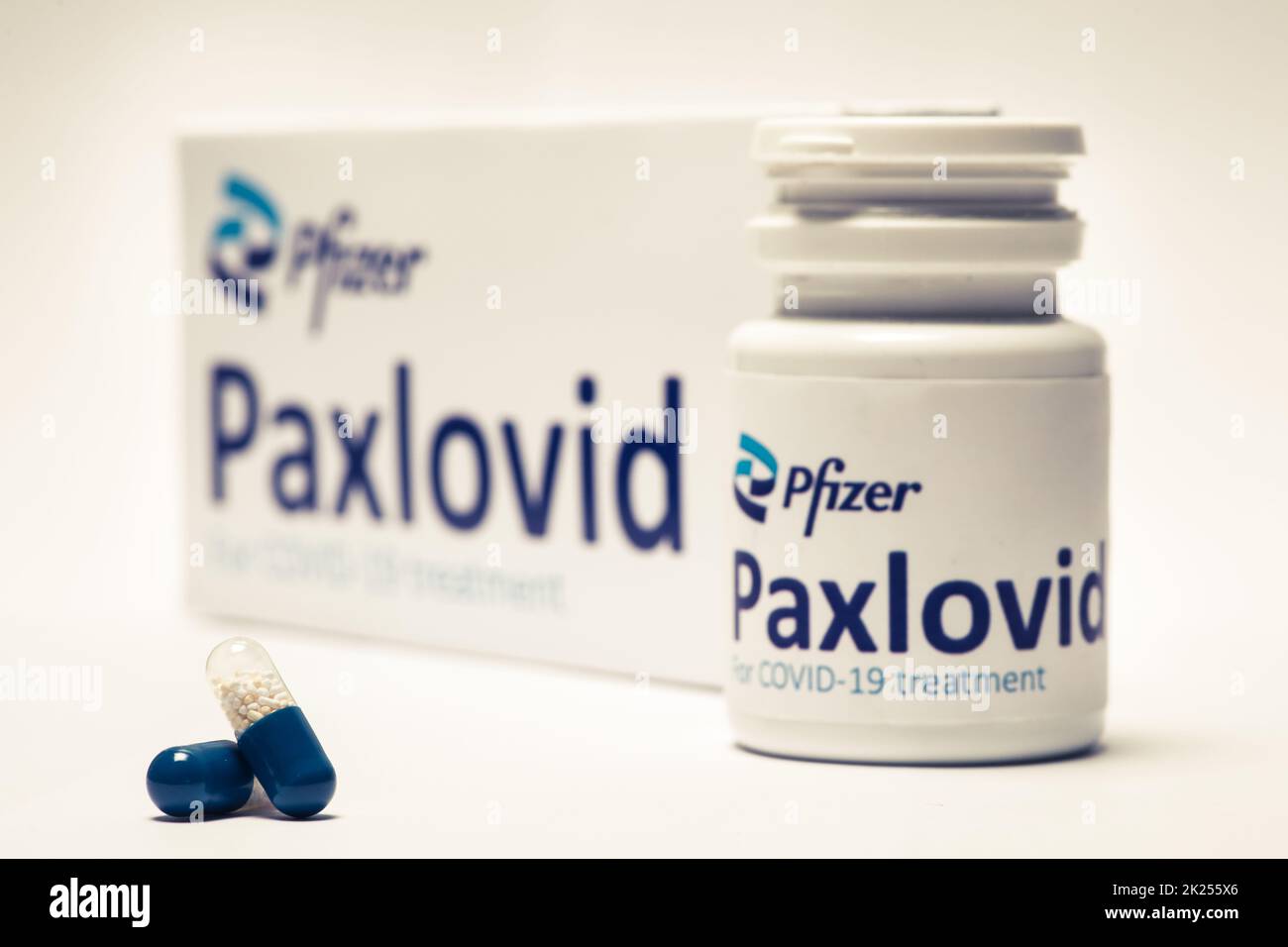 Bucarest, Romania - 1 febbraio 2022: Immagine editoriale illustrativa di concetto di pillola antivirale orale Paxlovid sviluppato da Pfizer. Virus corona Cov Foto Stock