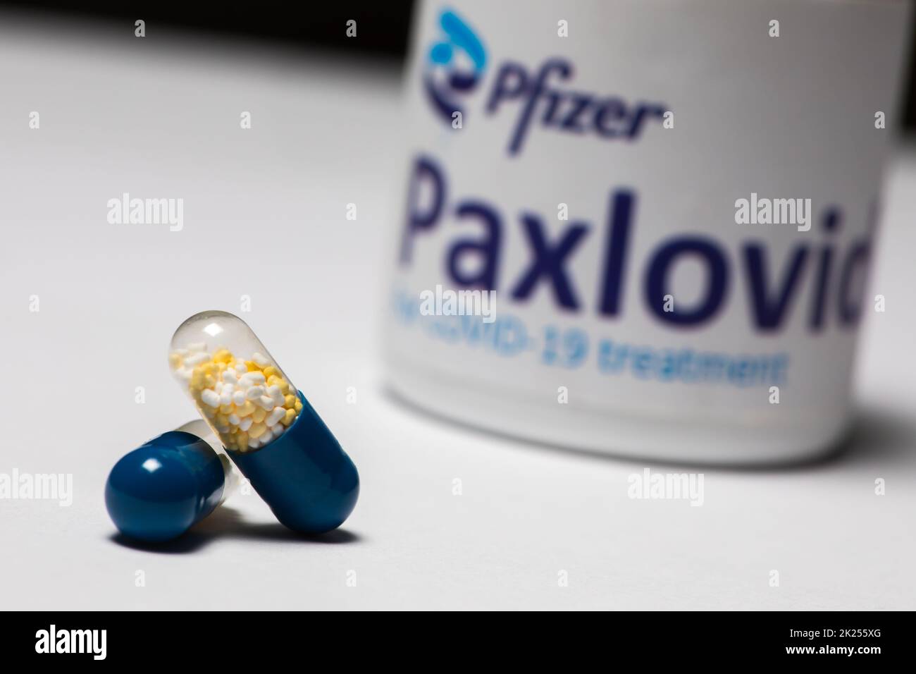 Bucarest, Romania - 1 febbraio 2022: Immagine editoriale illustrativa di concetto di pillola antivirale orale Paxlovid sviluppato da Pfizer. Virus corona Cov Foto Stock