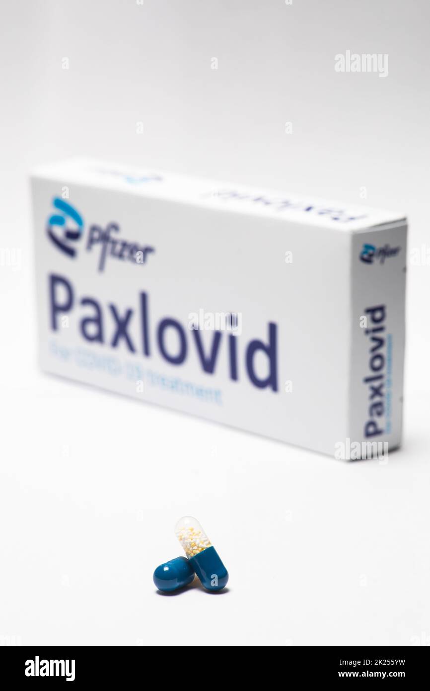 Bucarest, Romania - 1 febbraio 2022: Immagine editoriale illustrativa di concetto di pillola antivirale orale Paxlovid sviluppato da Pfizer. Virus corona Cov Foto Stock