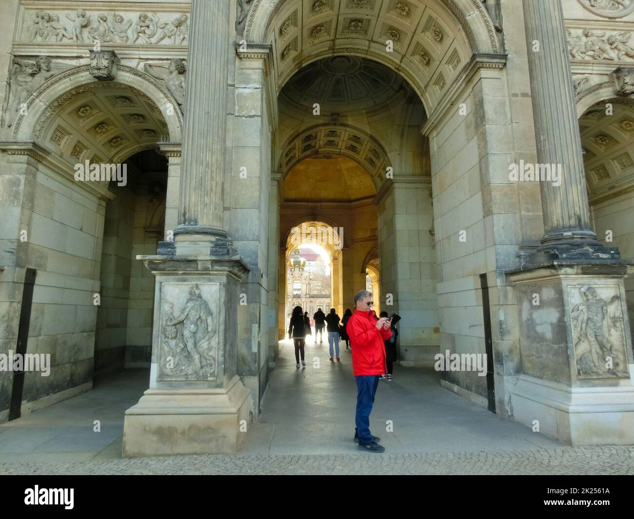 Dresda, Germania - 18 aprile 2022: Tre archi in pietra come parte dell'ingresso del complesso del museo Zwinger con ornamenti barocchi, decorazioni vintage, scultura Foto Stock