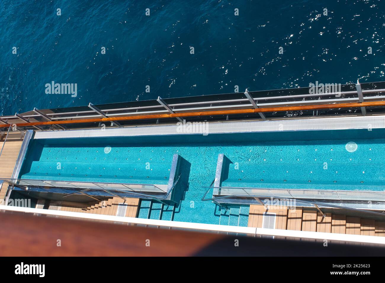 Miami, USA - 4 maggio 2022: La tranquilla zona piscina per adulti presso la nuova nave da crociera o la nuova nave ammiraglia di MSC Seashore, la più grande nave da crociera costruita a Ital Foto Stock