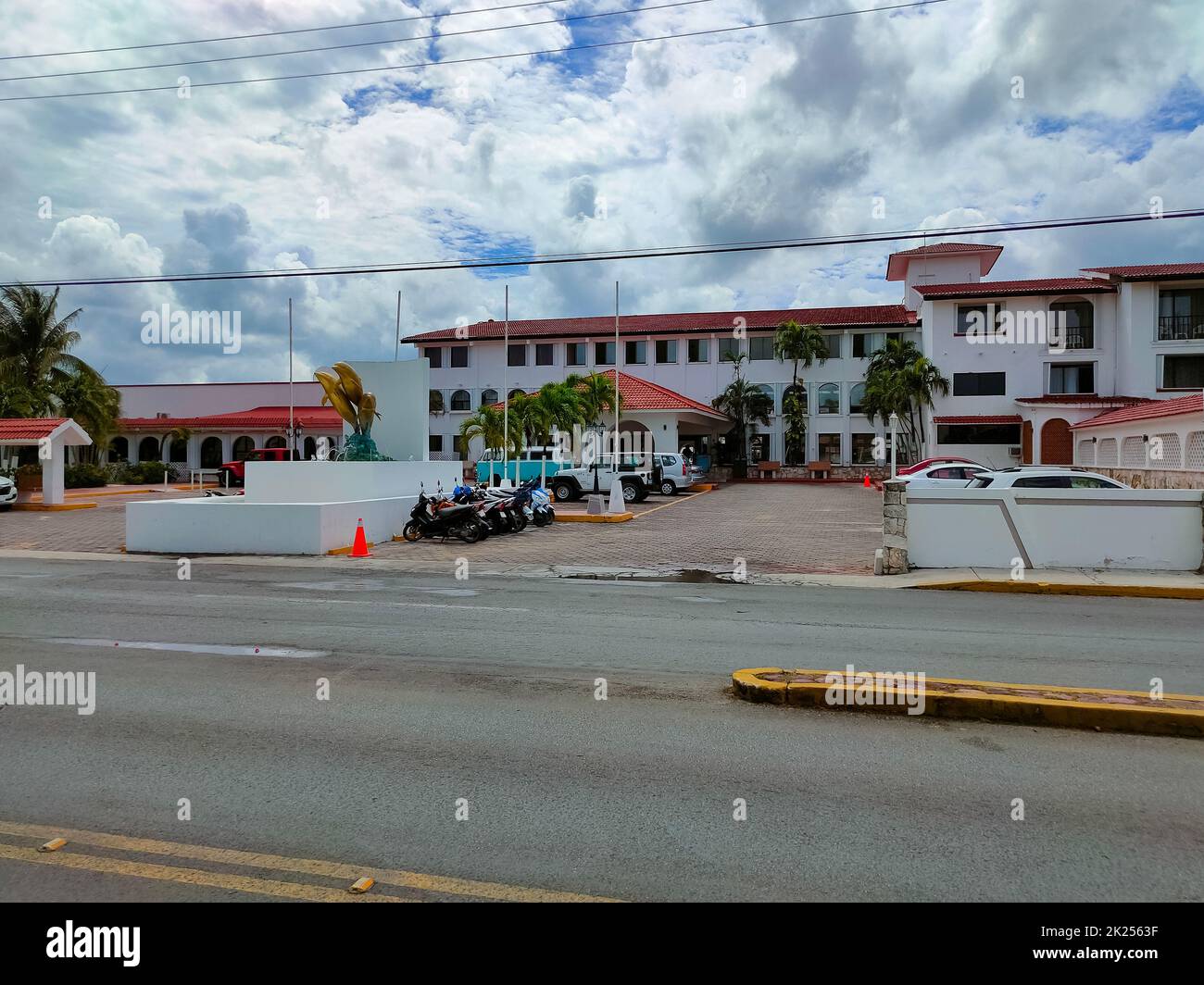 Cozumel, Messico - 04 maggio 2022: Vista della strada di giorno con vetrine del negozio di automobili a Cozumel, Messico. Oggi l'isola è una delle più importanti mete turistiche messicane Foto Stock
