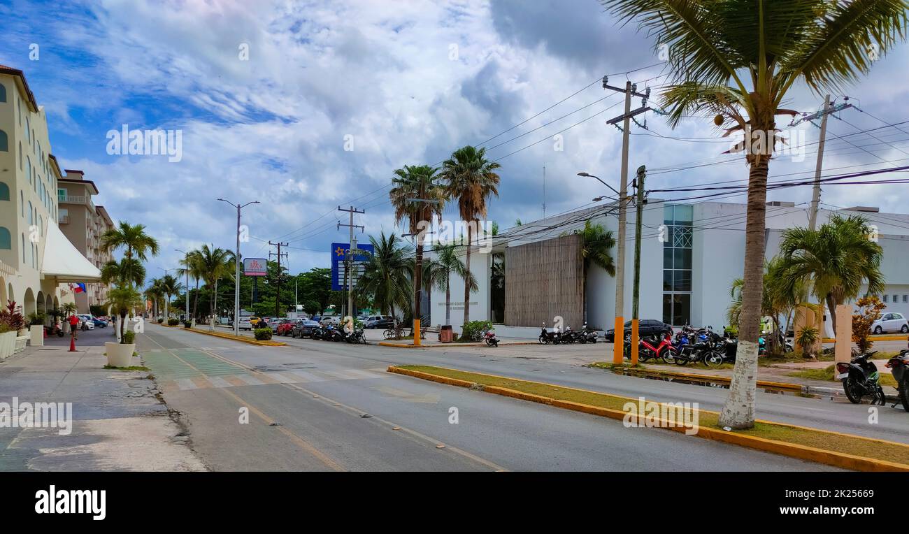 Cozumel, Messico - 04 maggio 2022: Vista della strada di giorno con vetrine del negozio di automobili a Cozumel, Messico. Oggi l'isola è una delle più importanti mete turistiche messicane Foto Stock