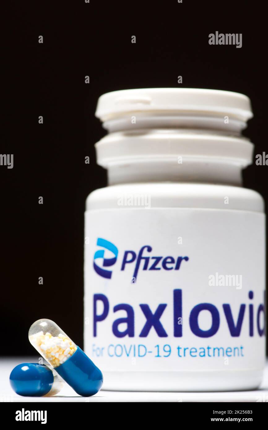 Bucarest, Romania - 1 febbraio 2022: Immagine editoriale illustrativa di concetto di pillola antivirale orale Paxlovid sviluppato da Pfizer. Virus corona Cov Foto Stock