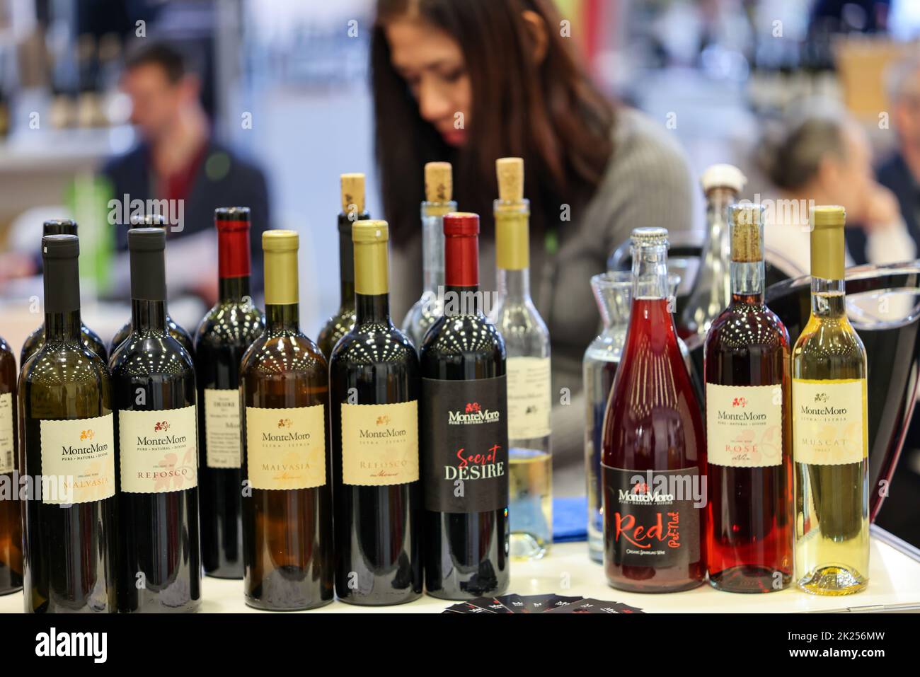 Cracovia, Polonia - 5 novembre 2021: Fiera Internazionale del vino ENOEXPO a Cracovia. I produttori di vino provenienti da tutto il mondo incontrano gli importatori dis Foto Stock