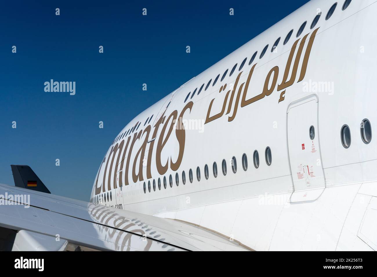BERLINO, GERMANIA - 23 GIUGNO 2022: Frammento del più grande aereo di linea passeggeri del mondo - Airbus A380-800. Emirates Airline. Mostra Ila Berlin ai Foto Stock