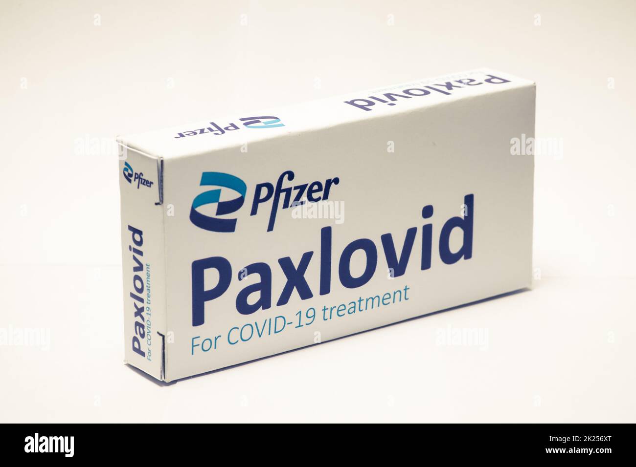 Bucarest, Romania - 1 febbraio 2022: Immagine editoriale illustrativa di concetto di pillola antivirale orale Paxlovid sviluppato da Pfizer. Virus corona Cov Foto Stock