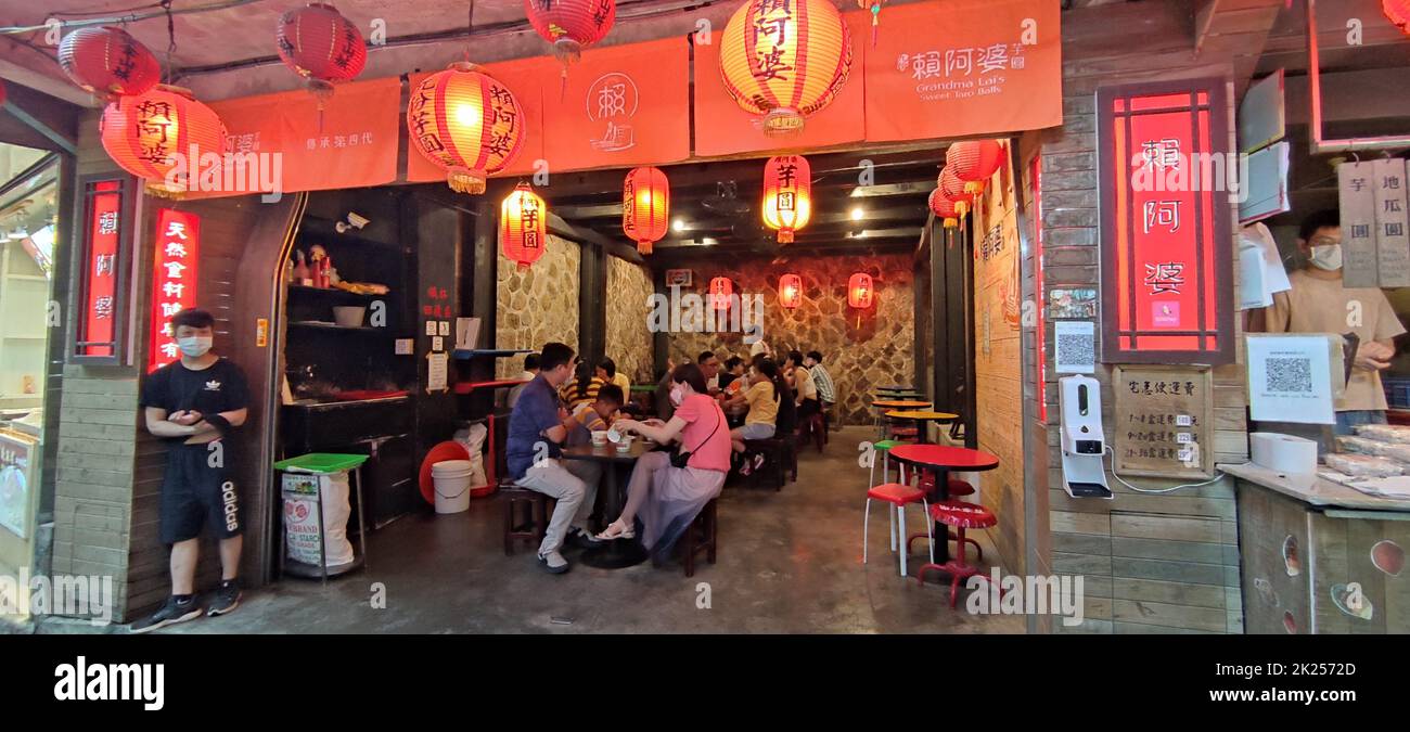 Jioufen Village, Taipei - Apr 24, 2022: Vista mozzafiato del villaggio di Jioufen, New Taipei City, Taiwan Foto Stock