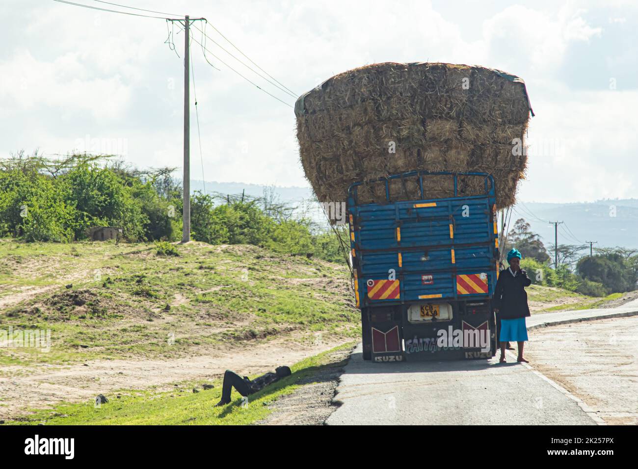 Kenya, campagna - 28 ottobre 2017: Un uomo che dorme sotto un camion nella campagna keniota Foto Stock