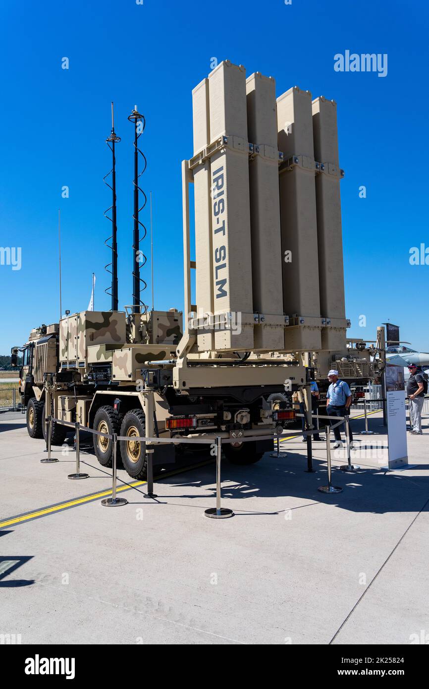 BERLINO, GERMANIA - 23 GIUGNO 2022: MAN SX44 6x6 7 tonnellate IRIS-T SL lanciatore di Diehl Defense. Mostra Ila Berlin Air Show 2022 Foto Stock