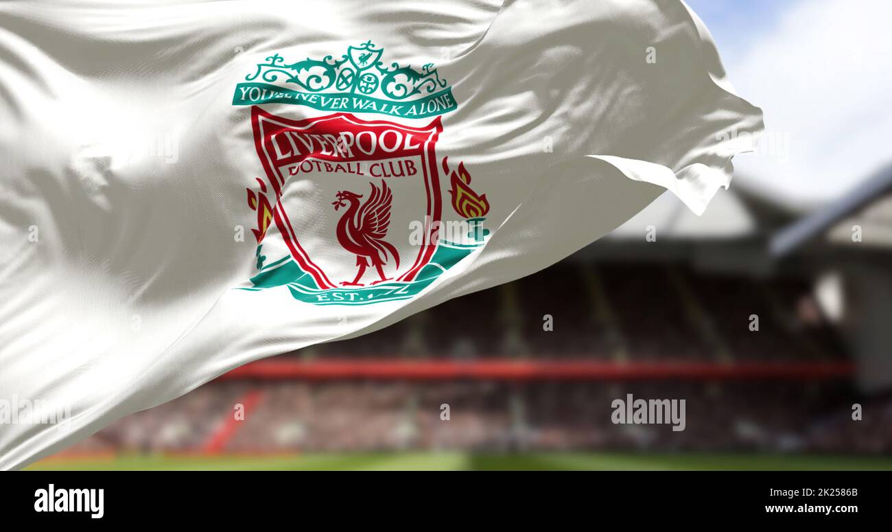 Liverpool, UK, maggio 2022: La bandiera del Liverpool Football Club ondeggiante nel vento con lo stadio Anfield sfocato sullo sfondo. Liverpool è una professessa Foto Stock