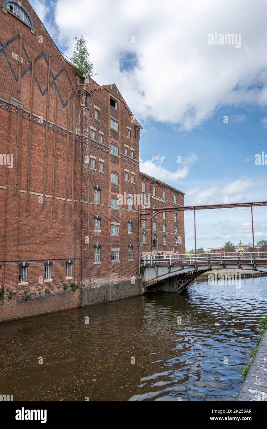 Tewkesbury, Regno Unito, maggio 2022 - edificio antico mulino per la farina e il fiume Avon nella città mercato di Tewkesbury in Gloucestershire, Inghilterra, Regno Unito Foto Stock