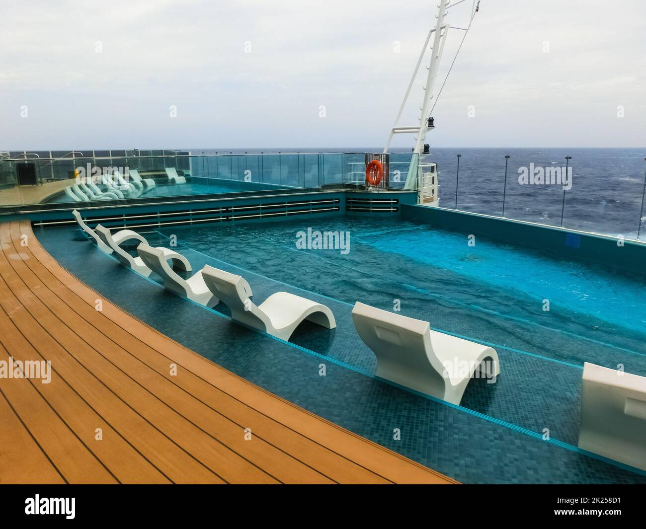 Miami, USA - 4 maggio 2022: La tranquilla zona piscina per adulti presso la nuova nave da crociera o la nuova nave ammiraglia di MSC Seashore, la più grande nave da crociera costruita a Ital Foto Stock