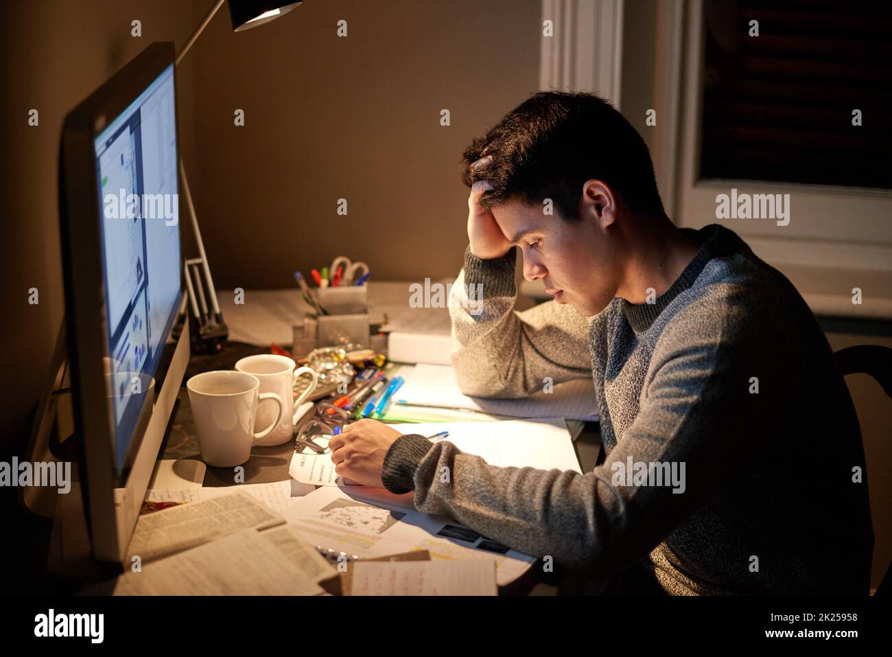 Tutte le sessioni di studio notturne, un giovane studente che studia fino a tarda notte. Foto Stock