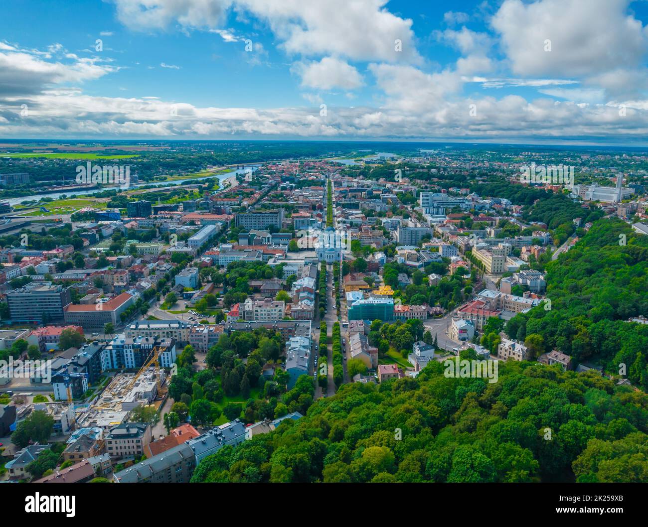 Il paesaggio aereo di Kaunas più nuovo centro della città e Laisves Aleja, letteralmente Liberty Boulevard o Liberty Avenue, è una strada pedonale prominente Foto Stock