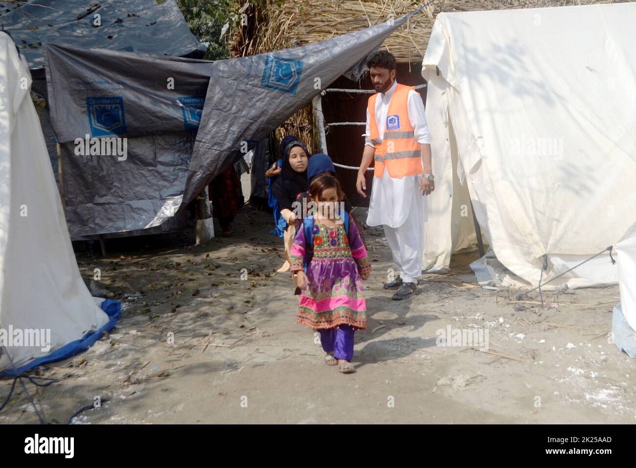 Peshawar, Pakistan. 22nd Set, 2022. I bambini alluvionali camminano verso una scuola di fortuna alla periferia di Peshawar, Pakistan, il 22 settembre 2022. Almeno sette persone sono state uccise e altre due sono state ferite a causa di alluvioni improvvise innescate dalla pioggia nel corso delle ultime 24 ore in Pakistan, ha affermato la National Disaster Management Authority (NDMA). Credit: Str/Xinhua/Alamy Live News Foto Stock