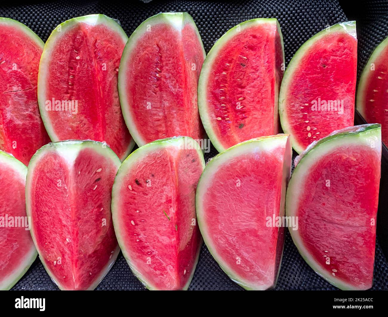 Cocomero fresco a fette nel mercato. Vista frontale. Foto Stock