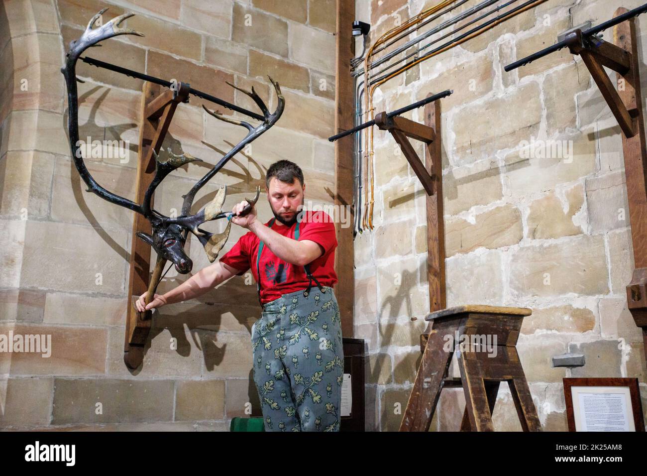 La danza annuale Abbott Bromley Horn. Nella foto, le corna vengono rimosse dalle mura prima di essere benedette nella chiesa. I ballerini folk rimuovono le corna dalle mura della chiesa di San Nicola alle 8am:8pm e procedono a ballare tutto il giorno visitando i villaggi vicini, riportando le corna per un altro anno alle mura del chuch alle 17:00. Un servizio di benedizione alle 7am:00 si svolge sotto la guida di Revd Simon Davis.in 2022. La danza del corno si svolge dal 12th ° secolo. Foto Stock