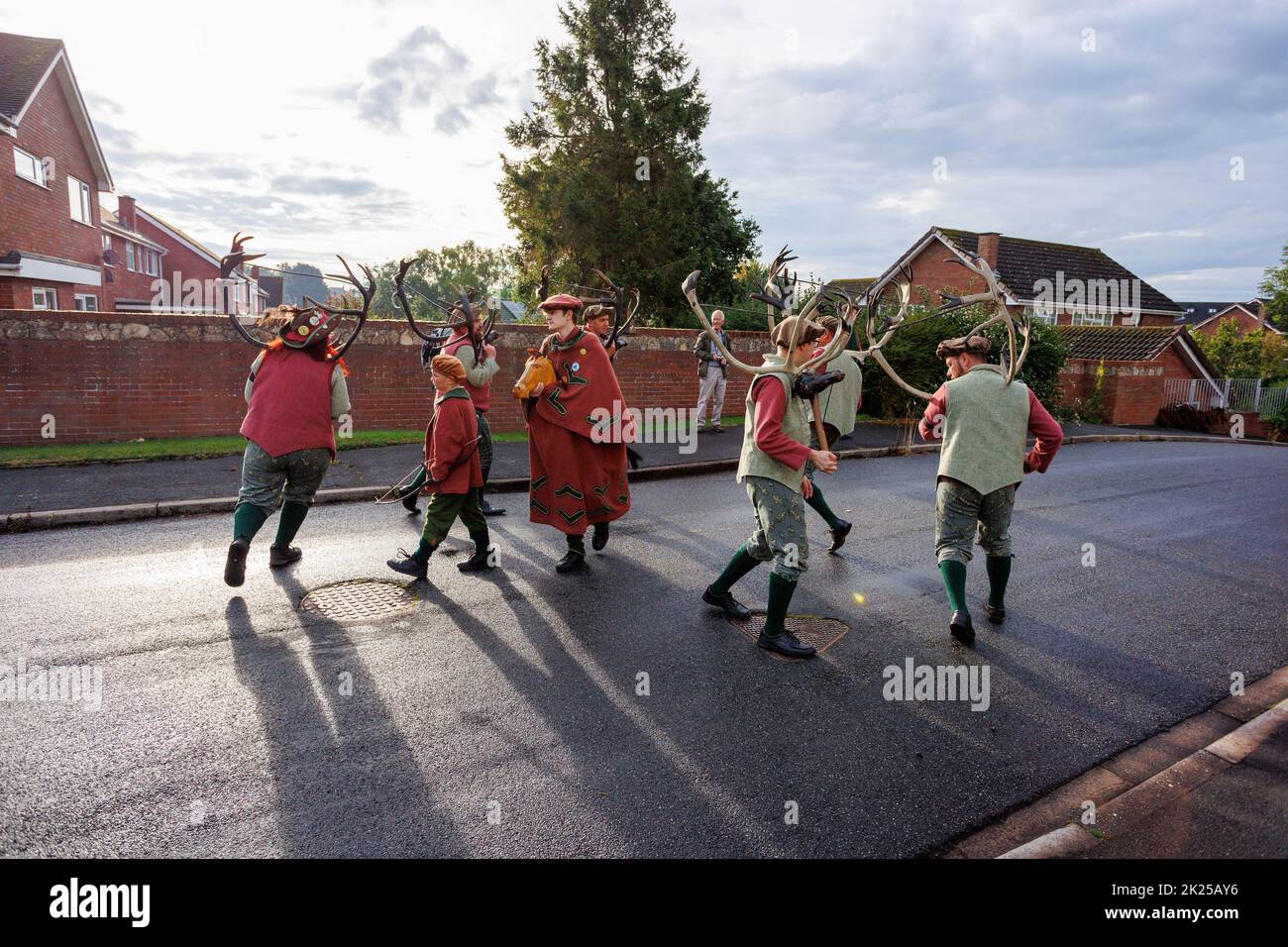 La danza annuale Abbott Bromley Horn. Nella foto, i cervi ballano intorno al villaggio di Abbott Bromley. I ballerini folk rimuovono le corna dalle mura della chiesa di San Nicola alle 8am:8pm e procedono a ballare tutto il giorno visitando i villaggi vicini, riportando le corna per un altro anno alle mura del chuch alle 17:00. Un servizio di benedizione alle 7am:00 si svolge sotto la guida di Revd Simon Davis.in 2022. La danza del corno si svolge dal 12th ° secolo. Foto Stock