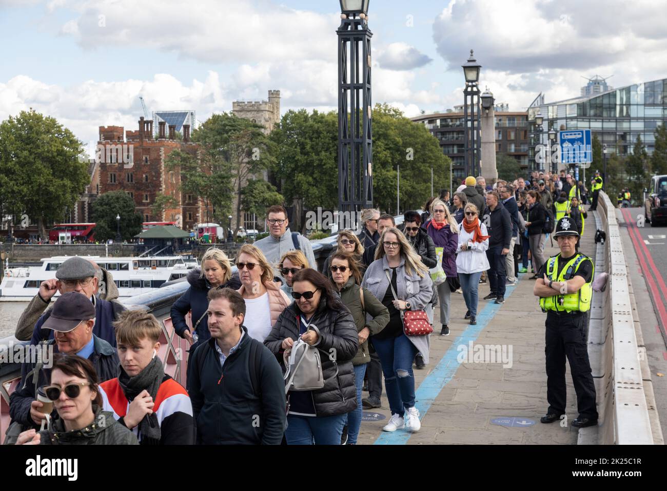 I pianti reali fanno la fila per rendere omaggio e per visitare la menzogna nello stato della Regina Elisabetta II, attraverso Lambeth Bridge, Southbank, Londra, Regno Unito Foto Stock