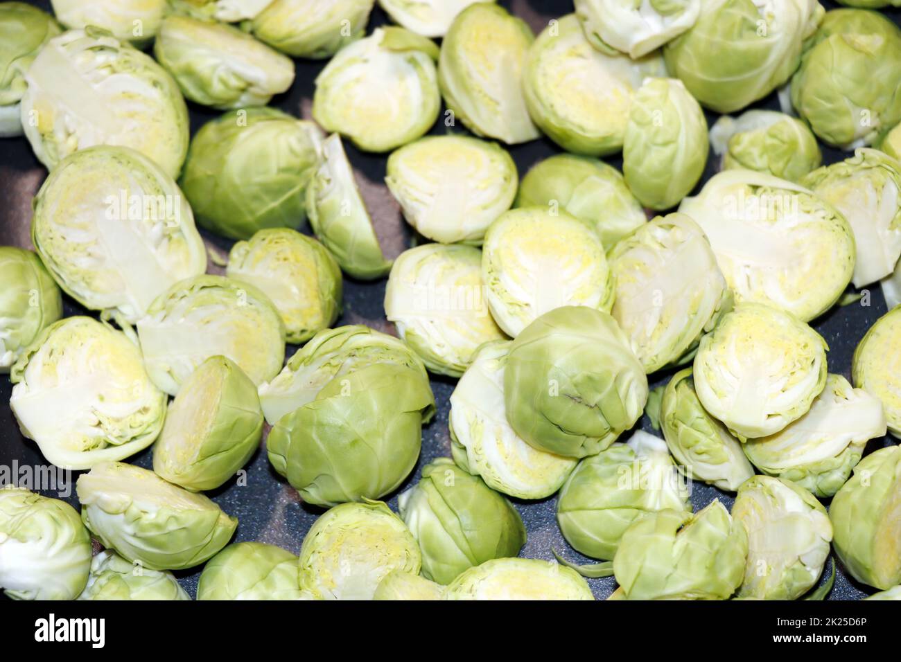 Rosenkohl (Brassica oleracea var. Gemmifera) in einer Pfanne Foto Stock