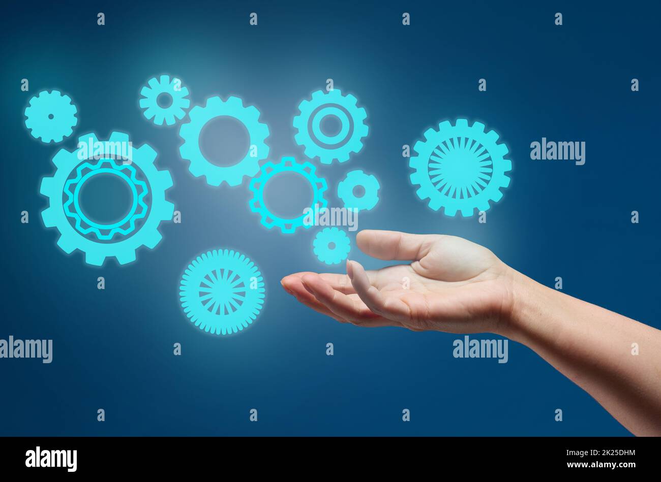 ruote dentate e mano femmina su sfondo blu. Struttura aziendale concetto di lavoro preciso, unificazione del team Foto Stock