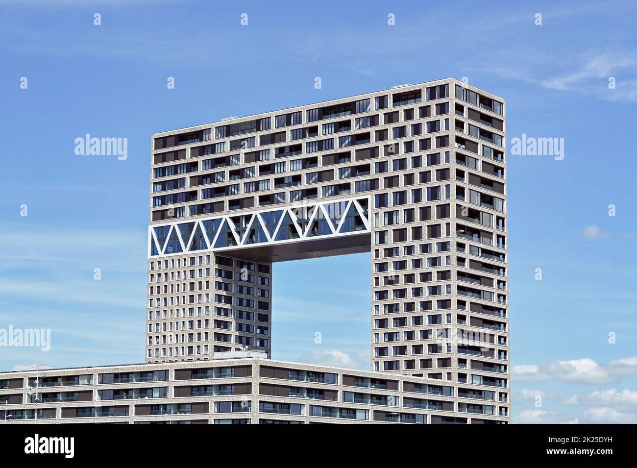 Amsterdam, Paesi Bassi - Agosto 2022: Condominio dal design insolito alla periferia di Amsterdam Foto Stock